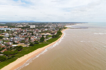 Fototapeta premium Imagens de drone da praia de Manguinhos e um dia com nuvens. Praia deserta na cidade da Serra no Espírito Santo.