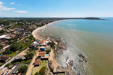 Imagens de drone da região da Aldeia de Perocão e Santa Mônica ao norte da Cidade de Guarapari. Linda praia em um dia ensolarado.