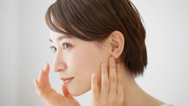 ビューティーイメージ　スキンケアをする若い女性