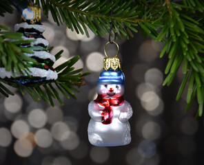 Obraz premium Snowman vintage glass christmas decoration on a shiny background stock images. Retro snowman christmas ornament images. Beautiful vintage decoration detail stock photo