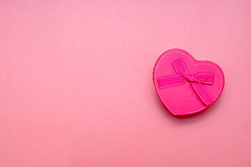 Fototapeta premium gift box in the form of pink heart 
