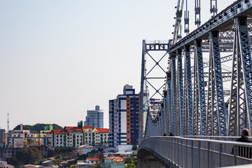 Naklejka premium caminhada, viagem e turismo na Ponte Hercílio Luz, Florianópolis, Santa Catarina, Brasil
