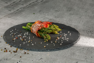 Grüner Spargel auf einer Schieferplatte