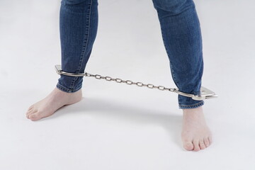 Füsse in Fußschellen barfuss vorne, Kette gestreckt