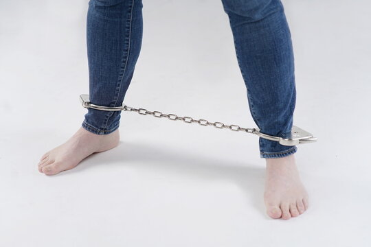 F&uuml;sse in Fu&szlig;schellen barfuss vorne, Kette gestreckt