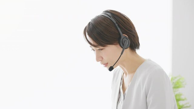 クレーム対応をするオペレーターの若いビジネスウーマン