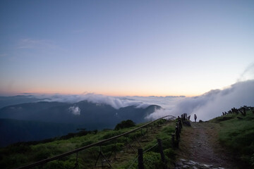 伊吹山山頂からの雲海と琵琶湖