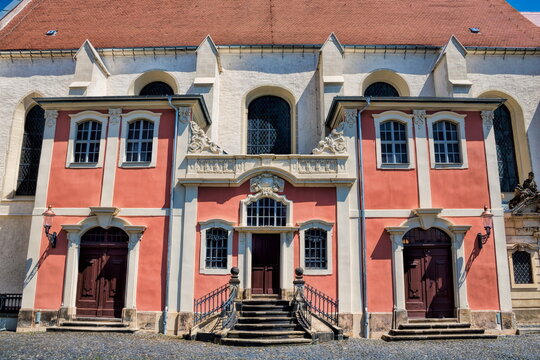 zittau, deutschland - rote seitenfassade an der klosterkirche