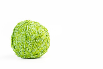 Ovillo de lana de color verde sobre un fondo blanco liso y aislado. vista de frente y de cerca. Copy space