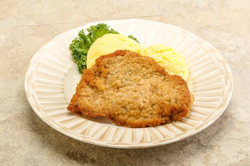 Crispy chicken schnitzel with mashed potato