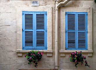 Fototapeta na wymiar Traditional maltese vintage house - window details - Valletta Malta