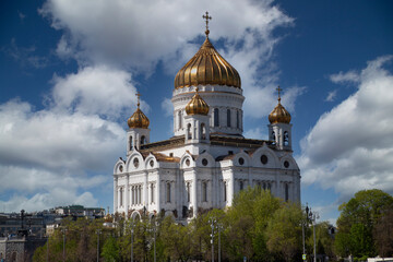 Fototapeta na wymiar the Cathedral of Christ the Saviour in Moscow, in summer in sunny weather.
