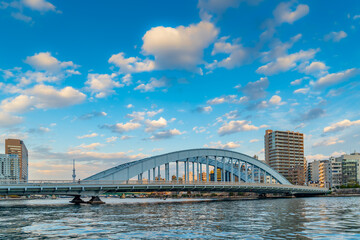 Obraz premium 東京都江東区 隅田川と永代橋 夕焼け雲