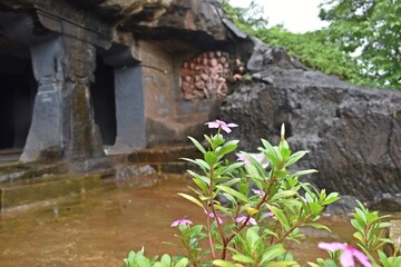 carving at lonad caves , maharashtra, india 