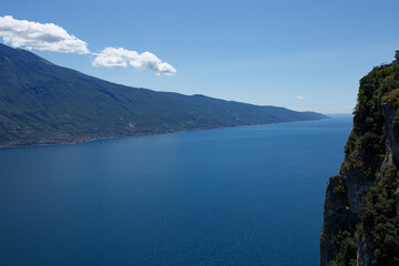 Fototapeta na wymiar beautiful view of Garda lake