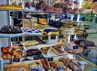 Gâteaux dans la vitrine d'une pâtisserie.