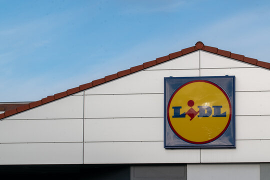 B&uuml;nde, Deutschland - 09. Januar 2021: Lidl-Supermarkt-Logo auf der Ladenfassade. Lidl ist eine beliebte deutsche globale Discounter-Supermarktkette, die &uuml;ber 10.000 Filialen in ganz Europa betreibt.