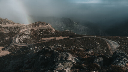 Obraz na płótnie Canvas Estrada vista do alto da serra com arco íris 