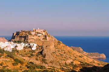 Fototapeta na wymiar Burg der Altstadt auf der griechischen Insel Kythira im Sonnenuntergang