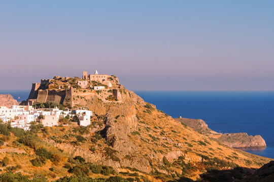 Burg der Altstadt auf der griechischen Insel Kythira im Sonnenuntergang