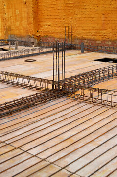 Ossature m&eacute;tallique d'un coffrage pr&eacute;par&eacute; pour recevoir le b&eacute;ton. Structure en b&eacute;ton arm&eacute;. Construction d'un immeuble en ville