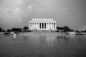Obraz premium Washington DC, USA - August 22 2021: Lincoln Memorial in the rain during summer. Black and white.