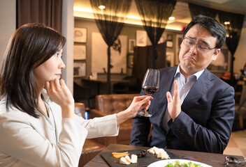 女性からアルコールハラスメントを受ける男性