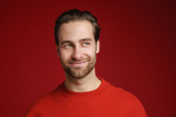 Obraz premium Young bristle man wearing long sleeve smiling and looking aside