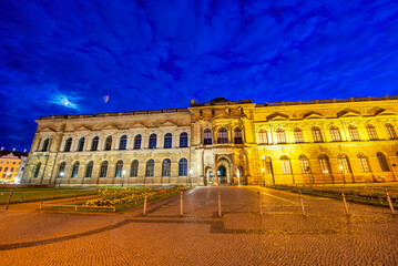 Fototapeta premium Dresdner Zwinger Grand Building exterior view at night, Dresden - Germany.