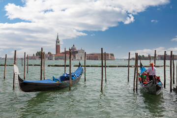 Fototapeta na wymiar Blick auf die Insel und die Kirche San Michele, Gondeln, Venedig