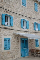 Hausfassade mit blauen Fensterläden in Kroatien