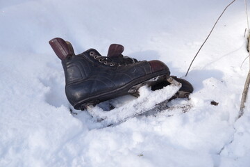 old hockey skates on snow background - 481228485