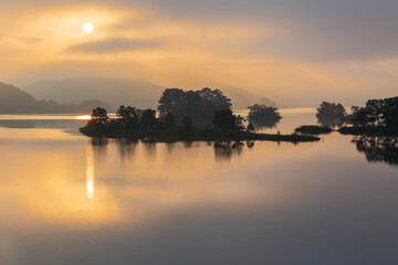 日の出直後の秋元湖