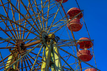 An abandoned Ferris wheel in a park in the city