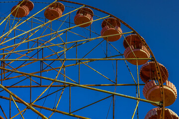 An abandoned Ferris wheel in a park in the city