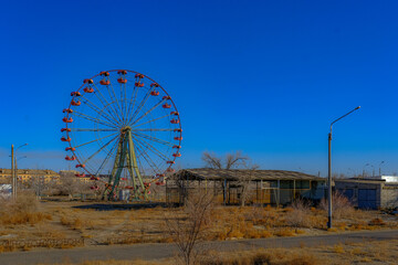 An abandoned Ferris wheel in a park in the city