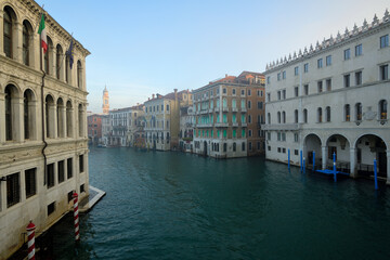 Blick von der Rialto Brücke auf den Canale Grande mit den markanten Palästen und Kirchturm