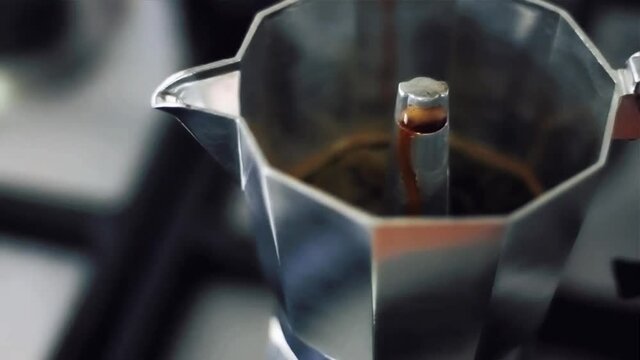 Ebullici&oacute;n de caf&eacute; en una cafetera italiana. Caf&eacute; en grano aromatico y sabroso.