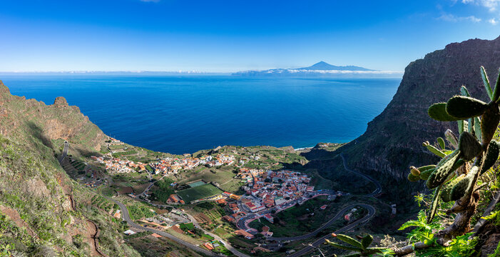 Der grüne hügelige Norden von Gomera, Kanarische Inseln: Panorama Blick auf das Dorf Agulo mit Blick auf den Teide
