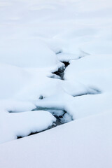 Rivière sous la neige