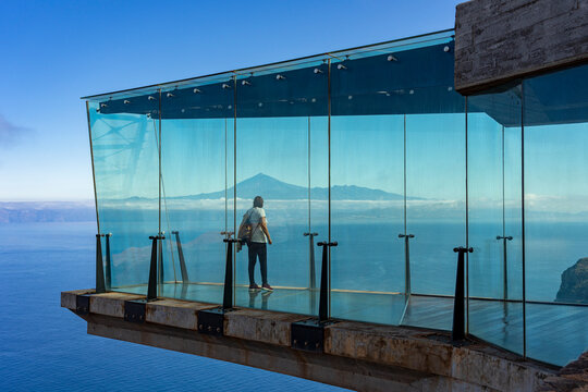 Der Norden von Gomera, Kanarische Inseln: Der berühmte Aussichtspunkt Mirador de Abrante in der Nähe von der Stadt Agulo mit Blick auf den Teide / Teneriffa
