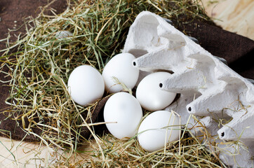 Свежие фермерские белые куриные яйца к Пасхе.
