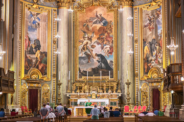 Obraz premium Rome, Italy - October 13, 2019 - view of the majestic interior of the catholic church during worship