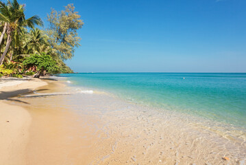 Obraz na płótnie Canvas White sand beach at Koh Chang island