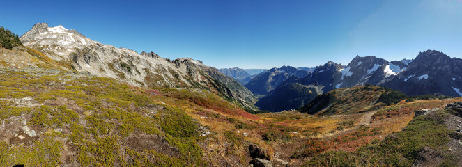 Fototapeta na wymiar A panoramic view of fall foliage along the hiking trails on the Sahale Arm and Cascade Pass in the North Cascades in Washington