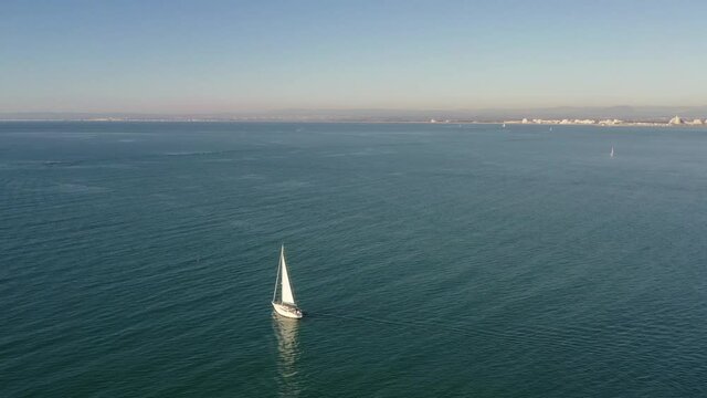 survol de voiliers et bateaux dans le golfe du lion pr&egrave;s de port Camargue