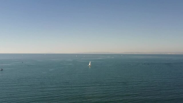 survol de voiliers et bateaux dans le golfe du lion pr&egrave;s de port Camargue
