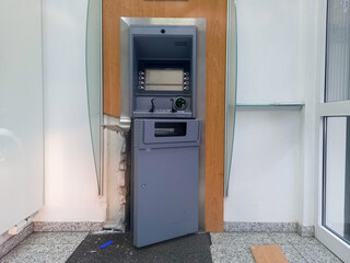 Geknackter Geldautomat mit offener Tür, Bankraub