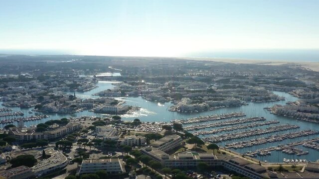 survol de port Camargue en Occitanie dans le sud de la France