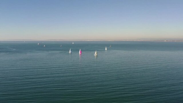 survol de voiliers et bateaux dans le golfe du lion pr&egrave;s de port Camargue
